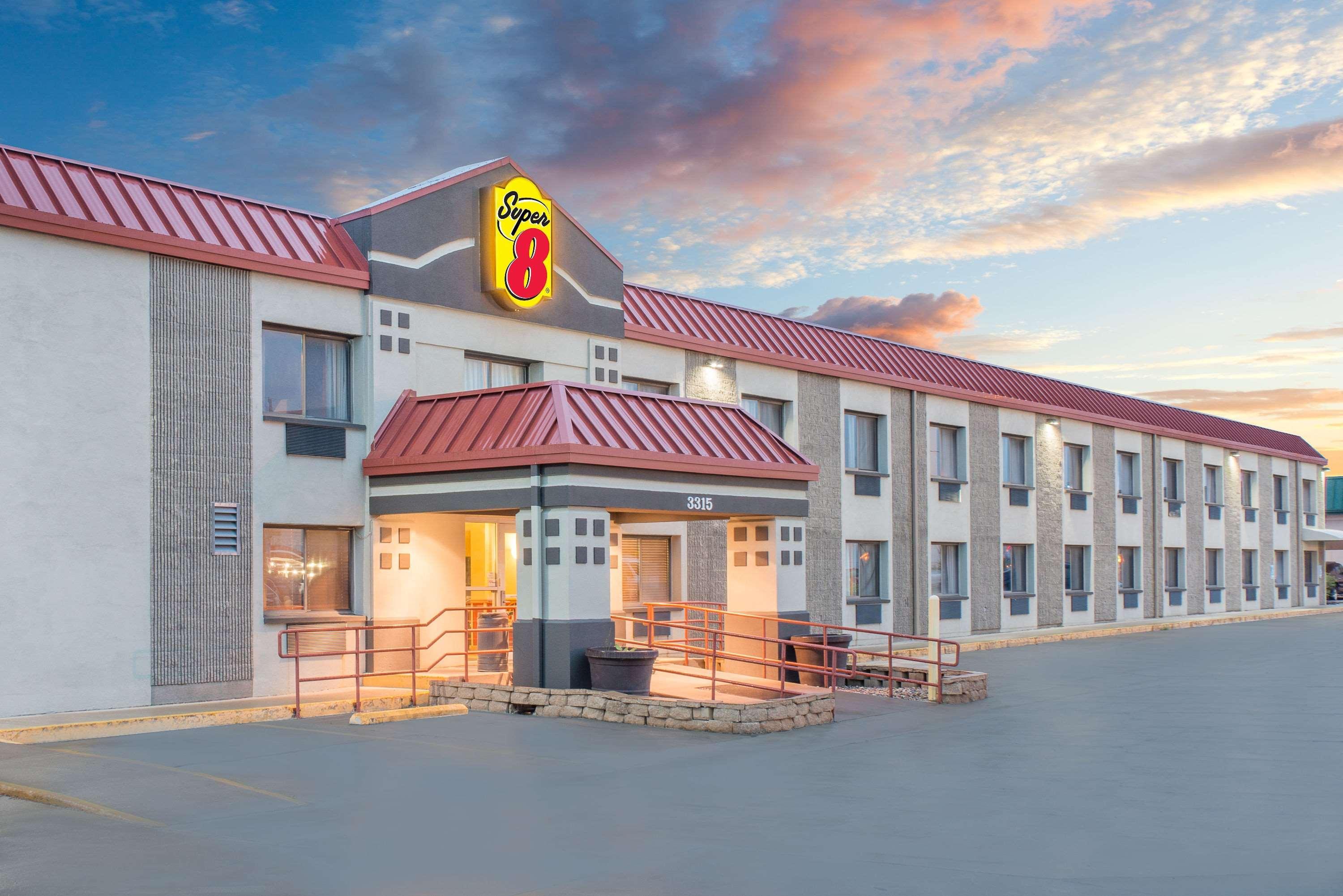 Super 8 By Wyndham Motel